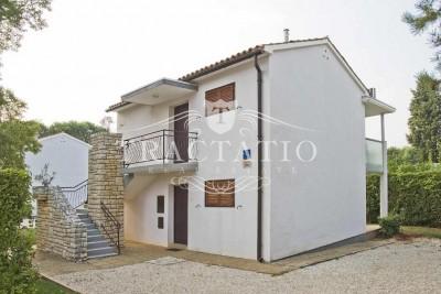 Detached house, two floors, with two separate apartments, Novigrad