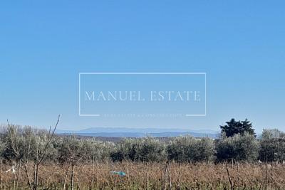 ATTRACTIVE CONSTRUCTION LAND WITH A PROJECT AND PERMIT FOR BUILDING A HOUSE WITH A POOL AND A VIEW OF THE ISLANDS AND MARČANA, ISTRIA!