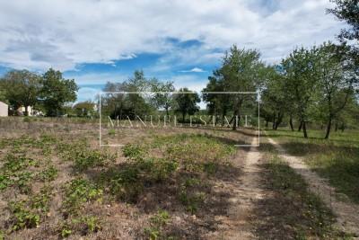 POREČ, OKOLICA – ATRAKTIVNO GRAĐEVINSKO ZEMLJIŠTE POVRŠINE 832 M² ZA IZGRADNJU KUĆE!