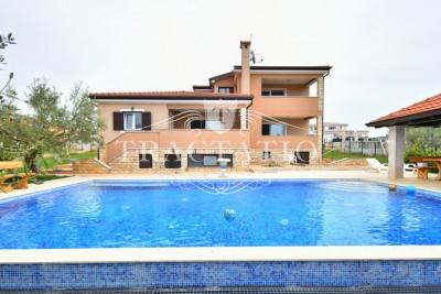 Luxurious residential house with a pool of 60 m2, Novigrad