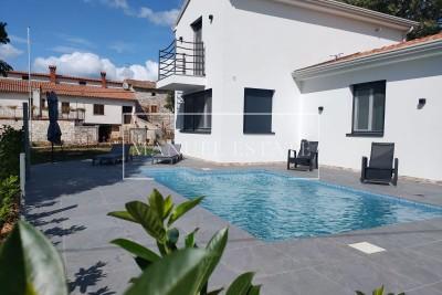 Villa met zwembad te koop op een rustige locatie, 132 m2, in de buurt van Poreč