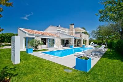 Een prachtige villa van 330 m2 met een tuin van 1250 m2, Poreč