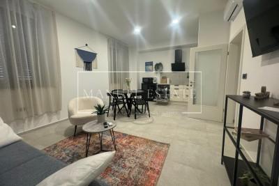 APPARTEMENT IN DE BUURT VAN DE STAD POREČ MET EEN MOOI ZEE-UITZICHT - ISTRIË!