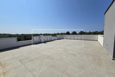 SPACIOUS APARTMENT WITH THREE BEDROOMS AND ROOFTOP TERRACE IN THE POREČ AREA!