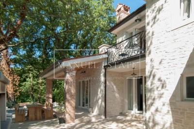 RUSTIEKE VILLA MET ZWEMBAD IN DE OMGEVING VAN POREČ – PERFECTE COMBINATIE VAN LUXE EN NATUUR!
