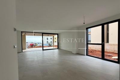 Роскошная квартира с садом и террасой в новостройке – Новиград, Истрия, 100 м², 3 спальни, парковка