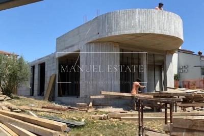 Moderno stanovanje na 3. katu u Taru s pogledom na more – 2 spavaće sobe, balkon i parkirno mjesto, samo 10 minuta od Poreča