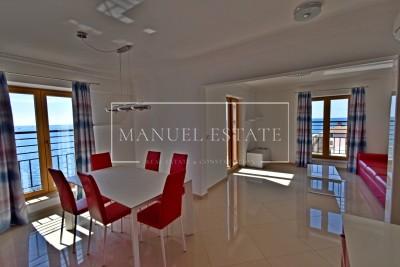 Apartment on the third floor, first row to the sea, in the center of Novigrad